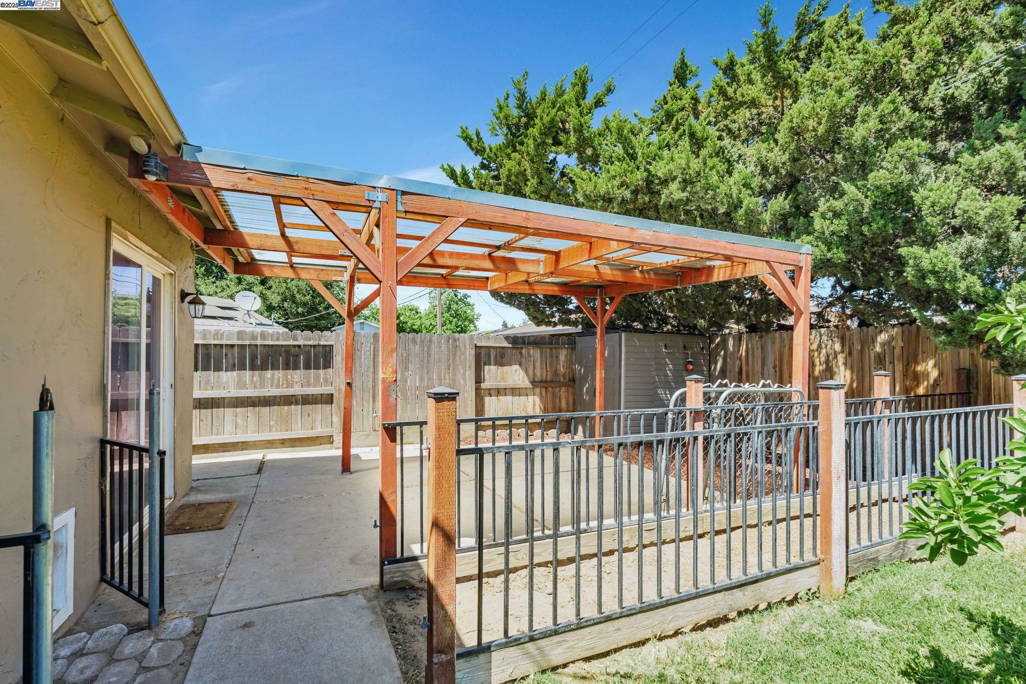 Property Photo: 604 Helen Ct CA 95336