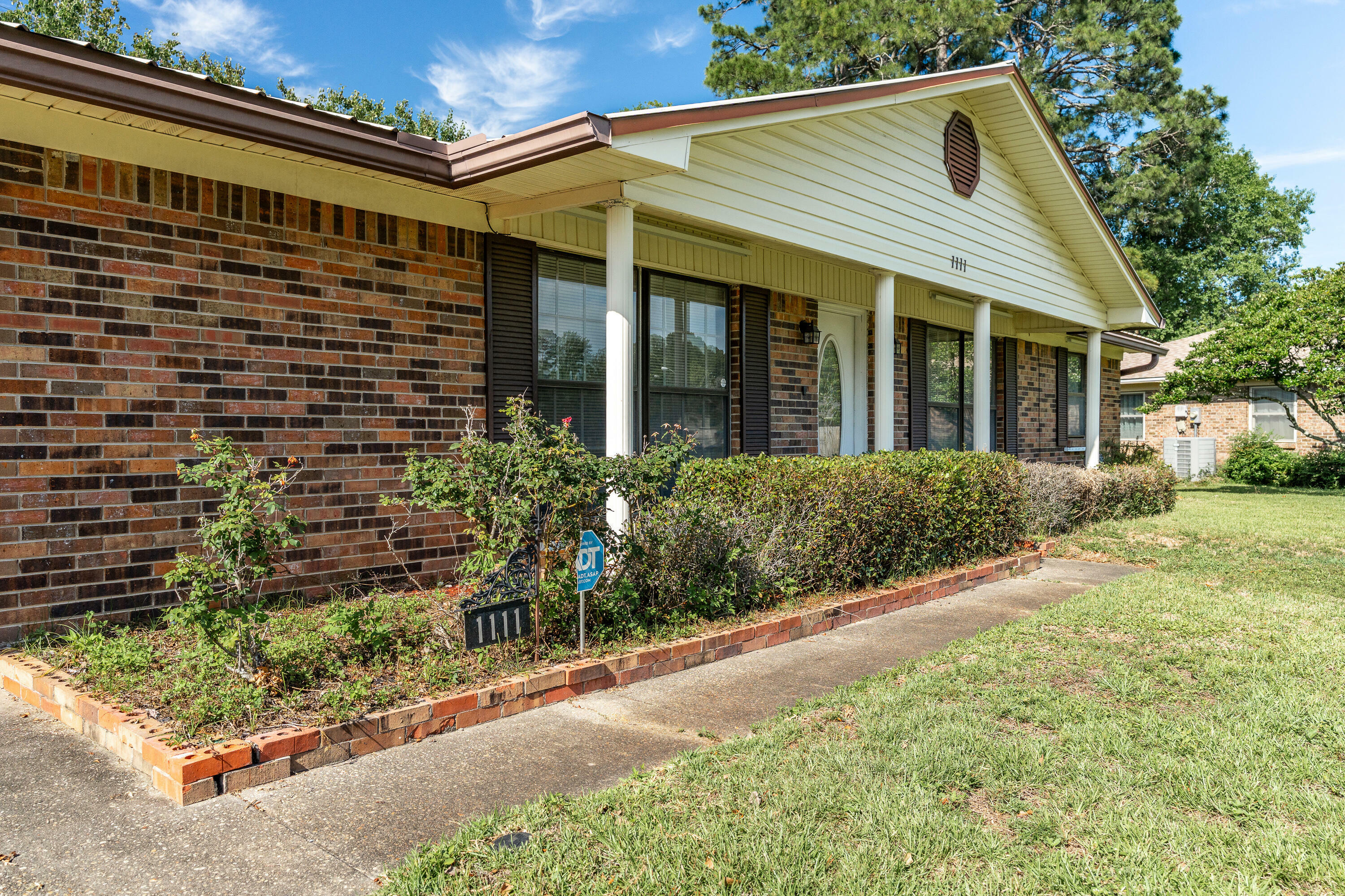Property Photo: 1111 Coral Drive FL 32578