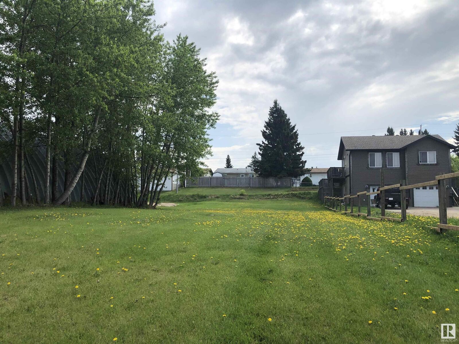 Property Photo:  807 10 Avenue  AB T9M 1N1 