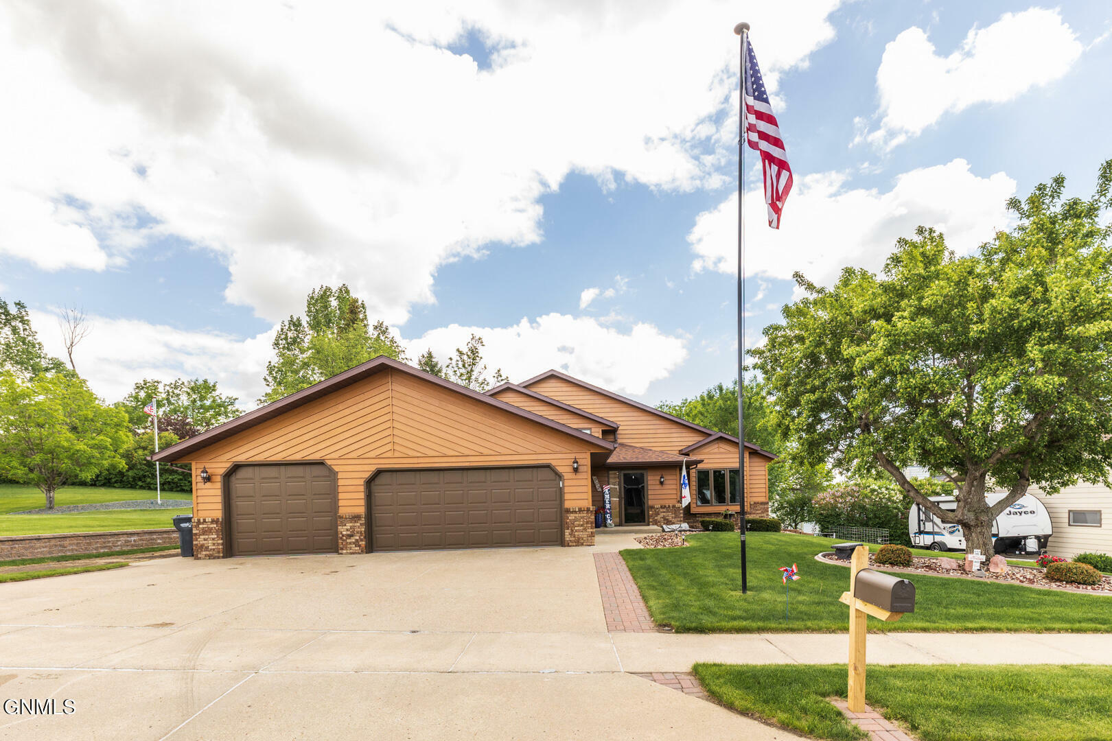 Property Photo: 902 St Thomas Trail NW ND 58554