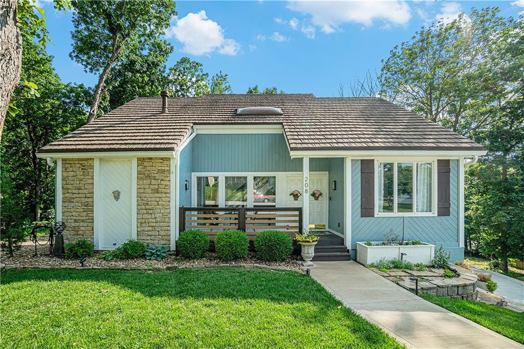 Property Photo:  208 NE Landings Circle  MO 64064 