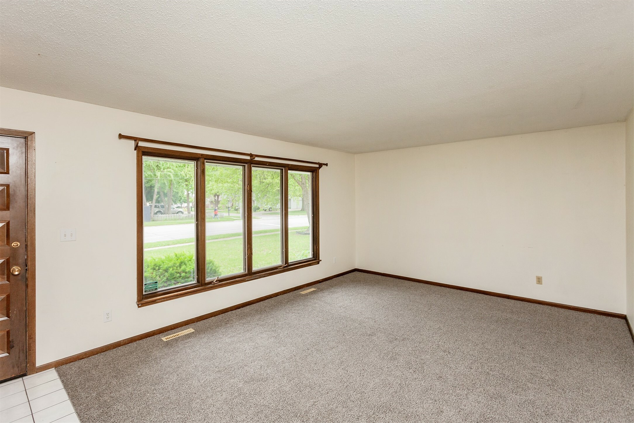 Property Photo: 7405 Aurora Avenue IA 50322