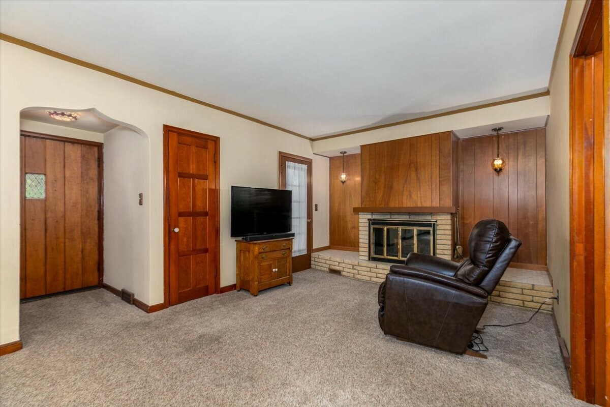 Property Photo: 862 40th Place IA 50312