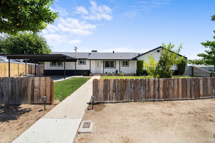 4202 N Manila Avenue N  Fresno CA 93727 photo