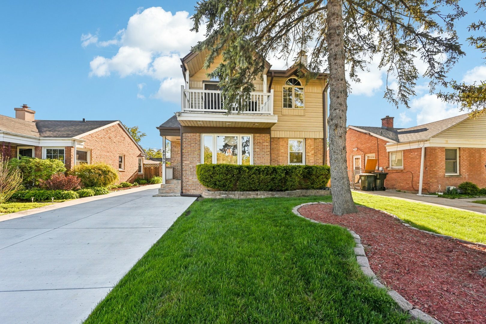 8252 N Caldwell Avenue  Niles IL 60714 photo