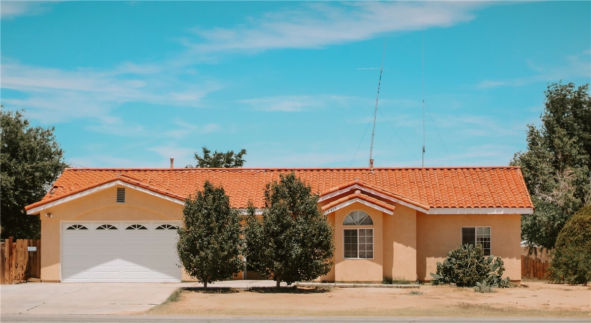 Property Photo: 8325 Great Circle Dr CA 93505