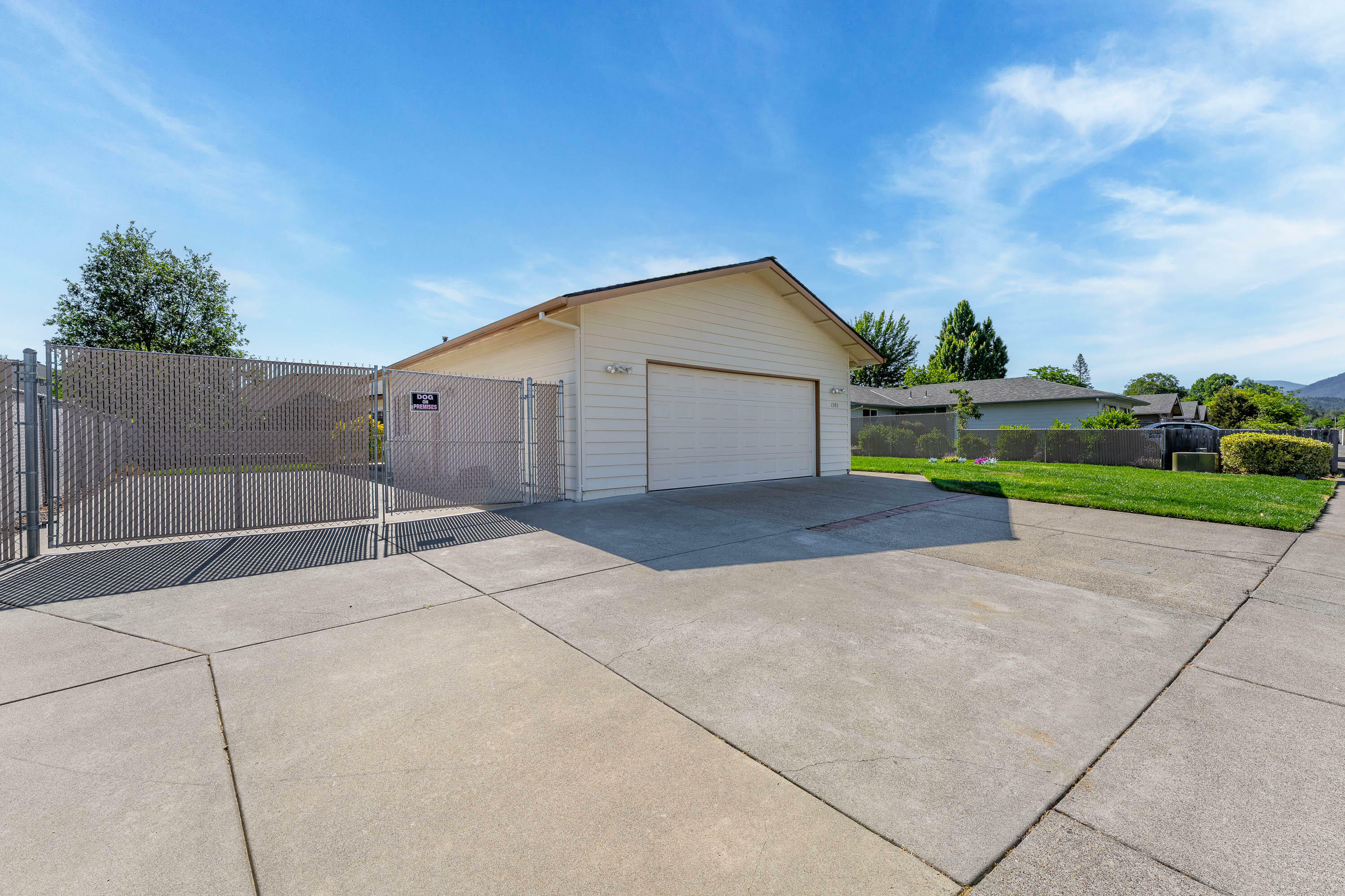 Property Photo: 1303 SW Kokanee Lane OR 97527