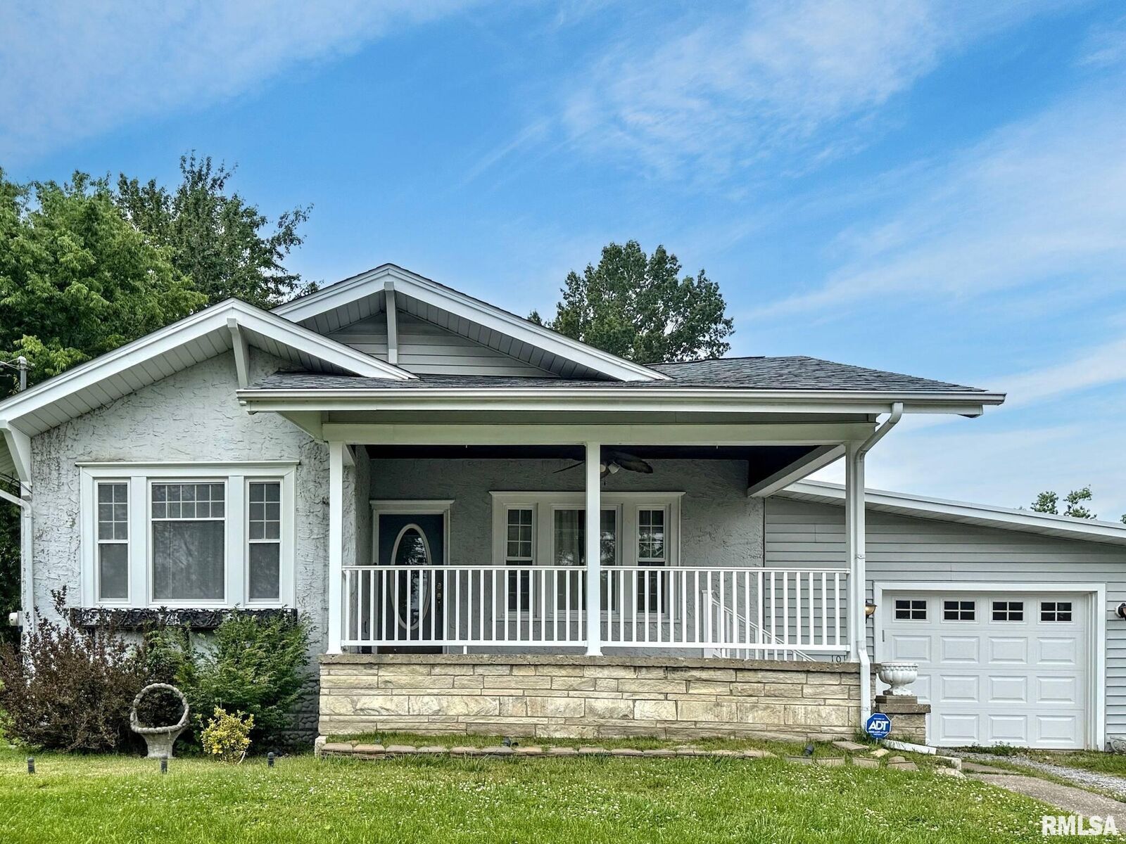 Property Photo:  1010 W White Street  IL 62959 