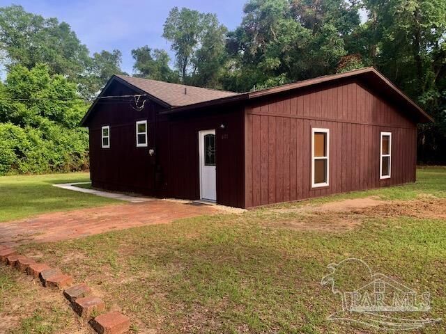 Property Photo: 6171 Young Ln FL 32570