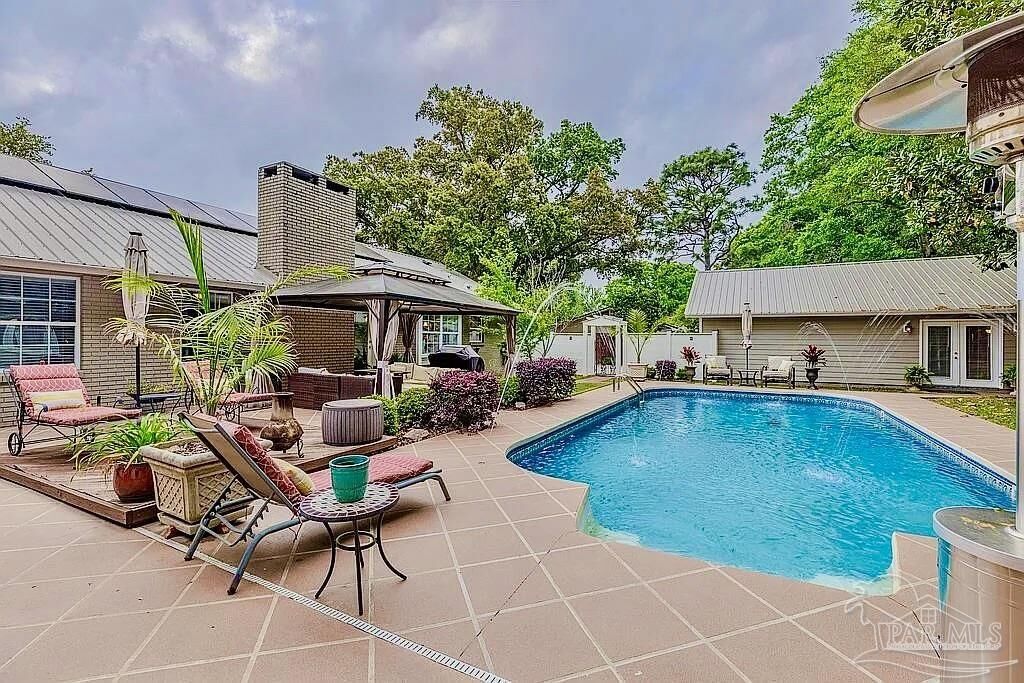 Property Photo: 7920 Lancelot Dr FL 32514