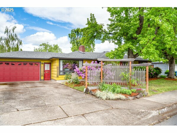 Property Photo: 855 E 39th Ave OR 97405
