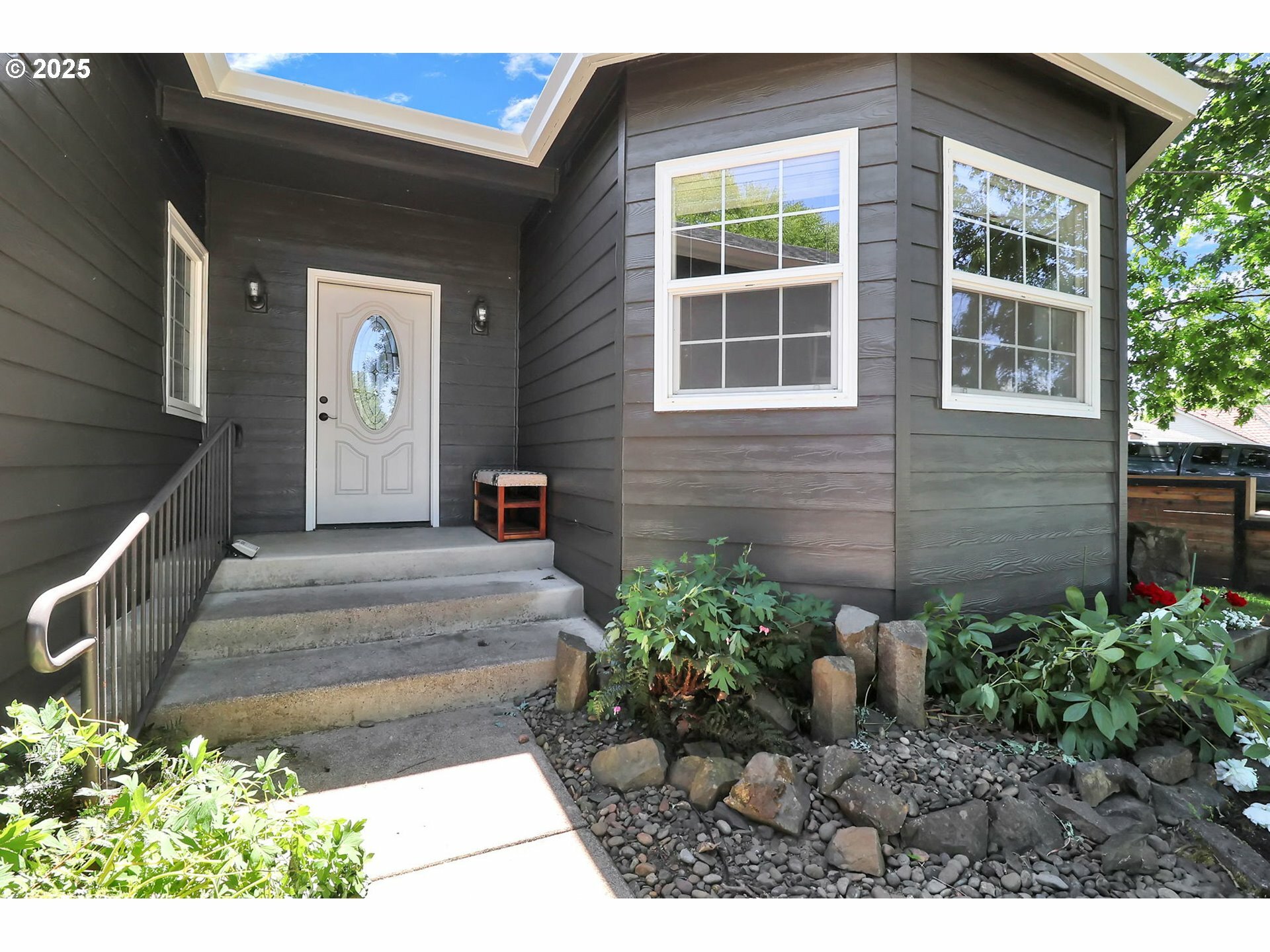 Property Photo: 1555 W 13th Ave OR 97448