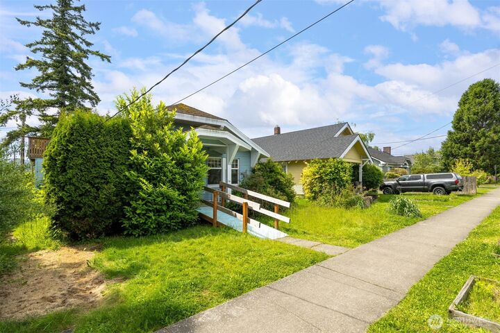 Property Photo:  208  Carolina Street  WA 98225 