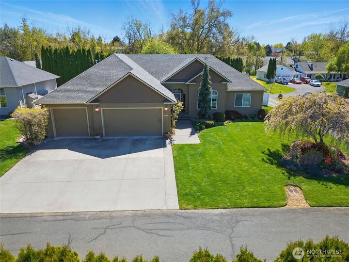 Property Photo:  832 SE Vintage Way  WA 99324