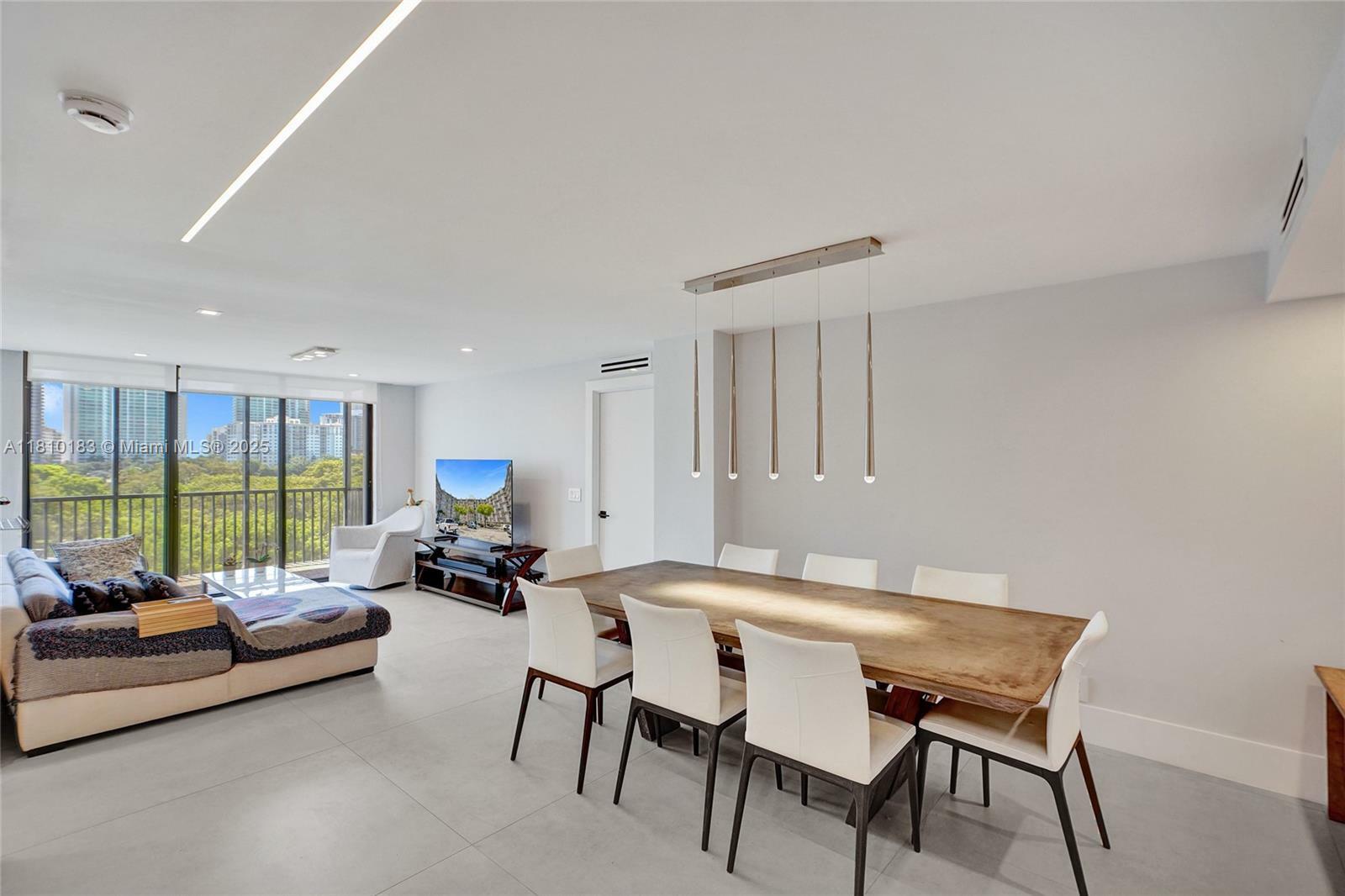 Property Photo: 3401 N Country Club Dr 619 FL 33180
