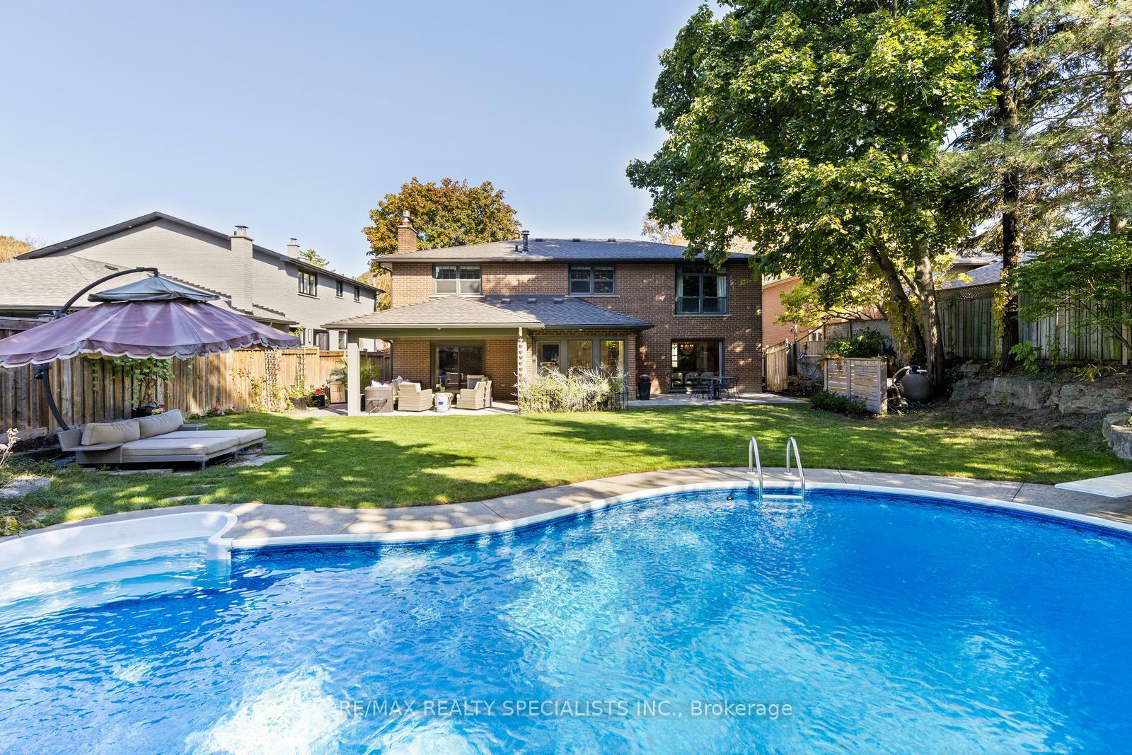 Property Photo: 1404 Tecumseh Park Drive ON L5H 2W6