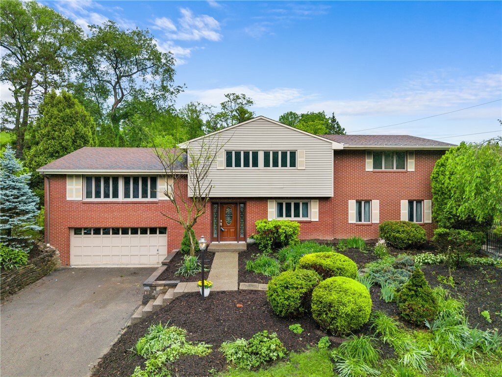 Property Photo: 2525 Chapelwood Dr PA 15241