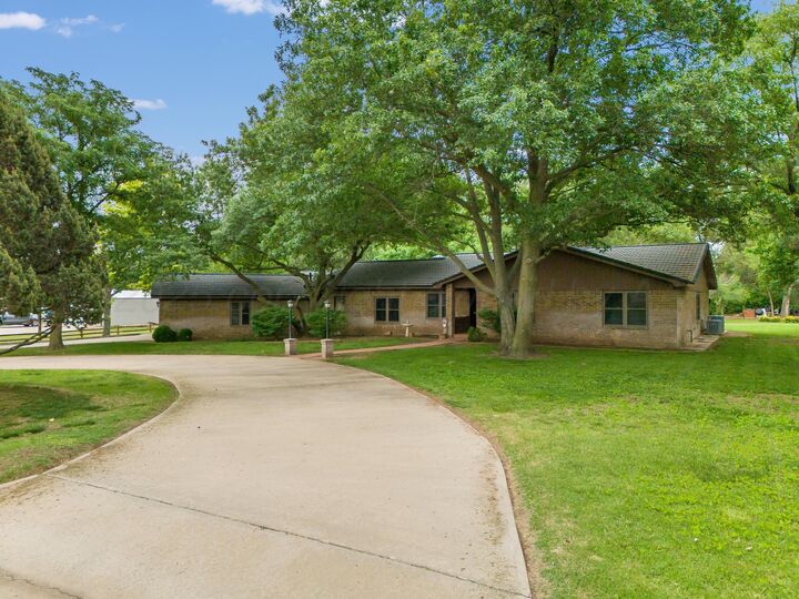Property Photo: 300 W 11th Street TX 79096