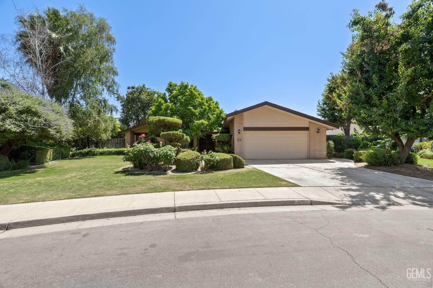 Property Photo:  7209 Lahaina Avenue  CA 93309 