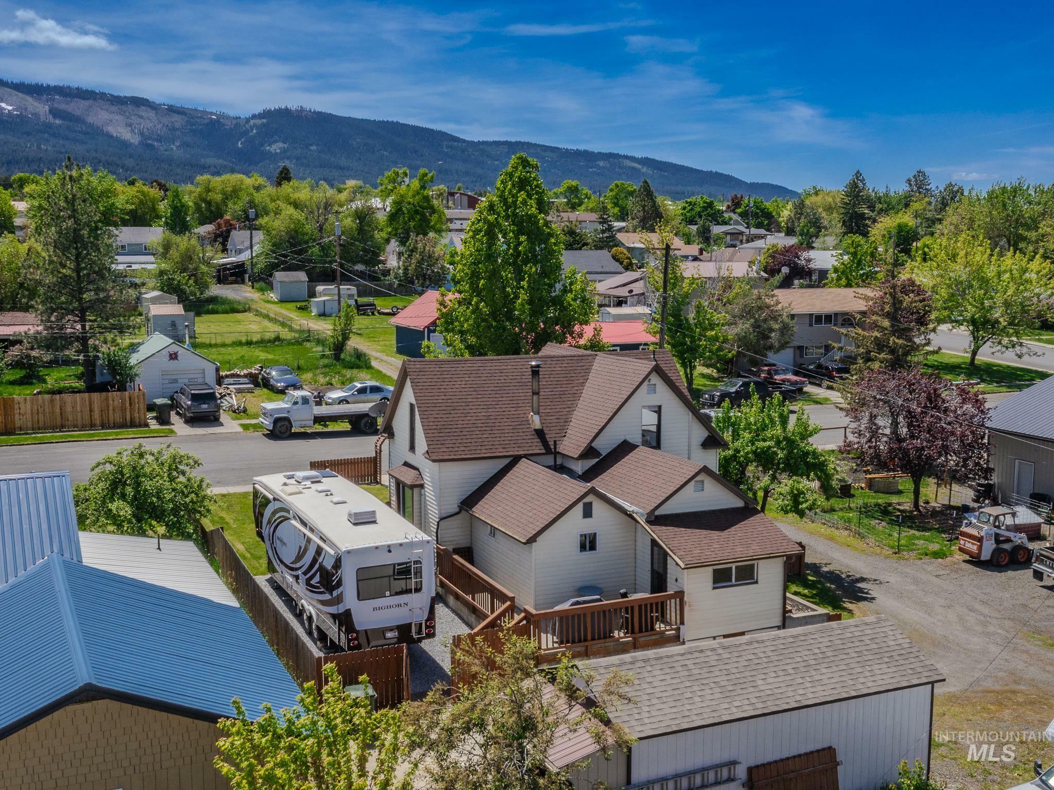 Property Photo:  707 Elk Street  ID 83530 