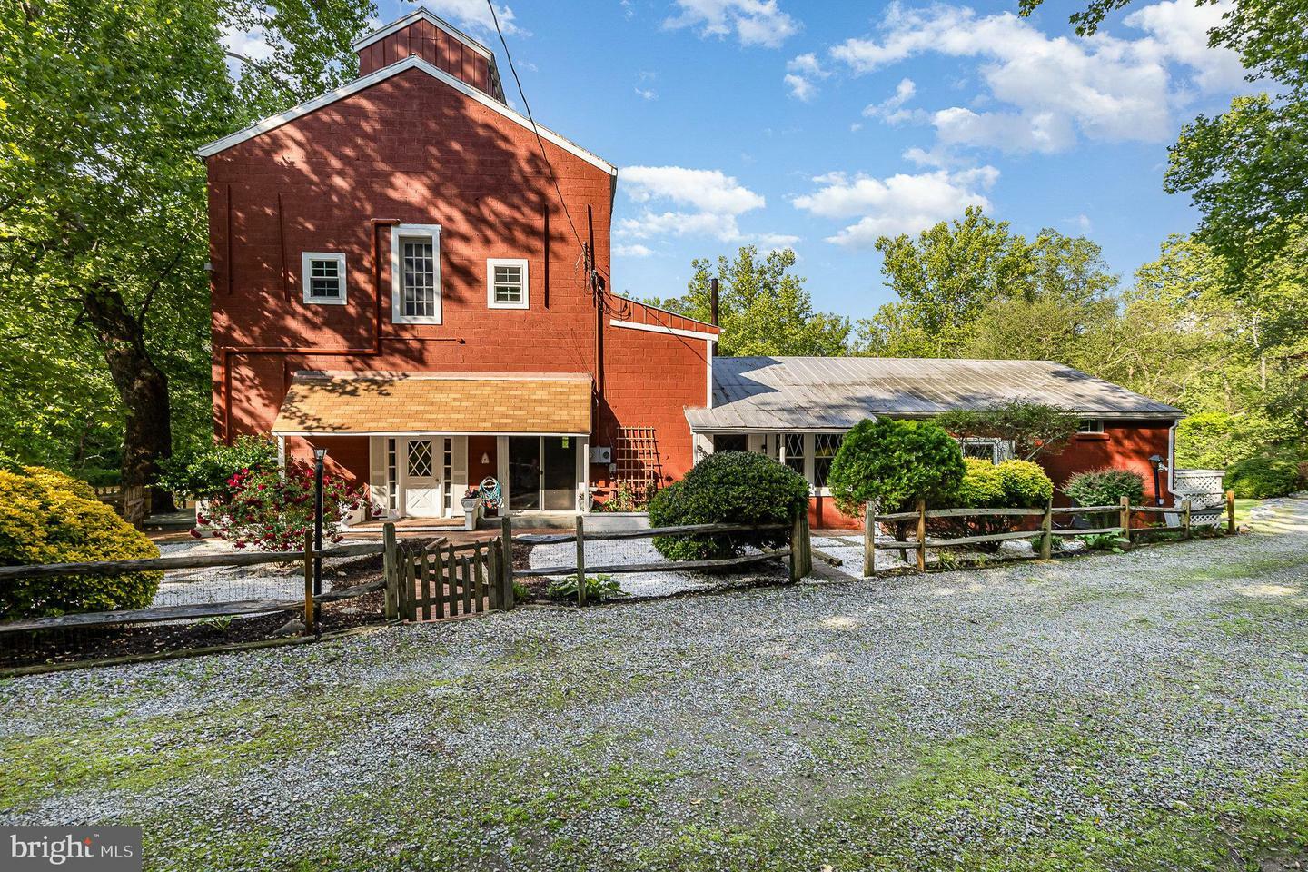 Property Photo: 6908 S Roxbury Mill Road VA 22551
