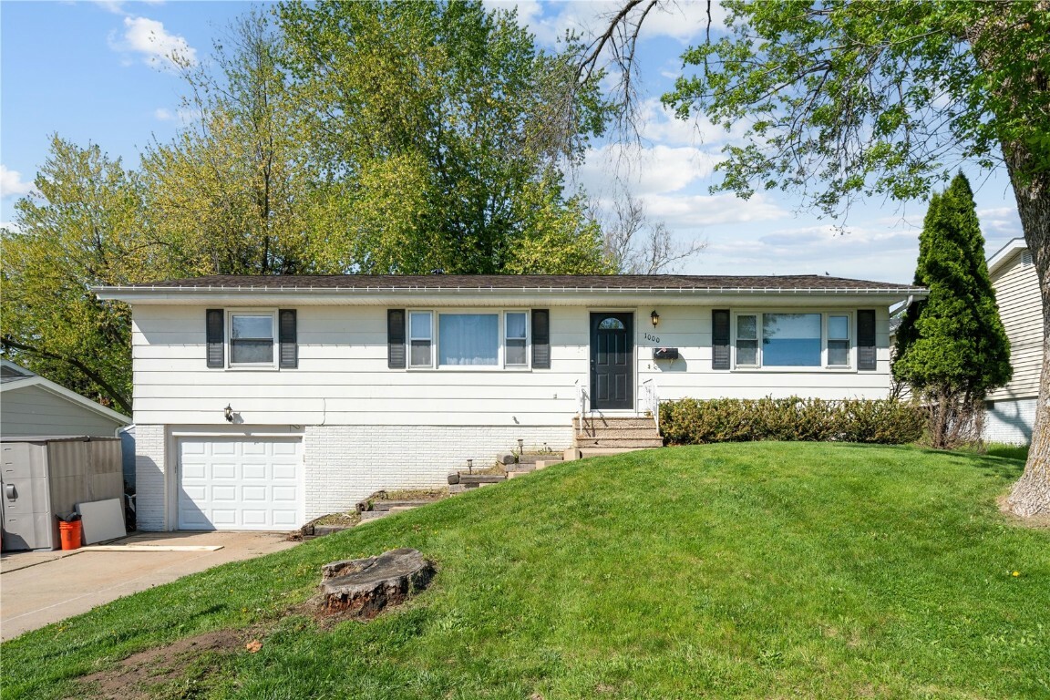 Property Photo: 1000 Parkview Drive IA 52302