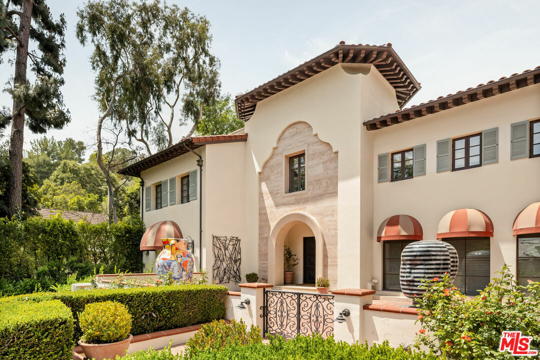 Property Photo: 4009 Valley Meadow Rd CA 91436