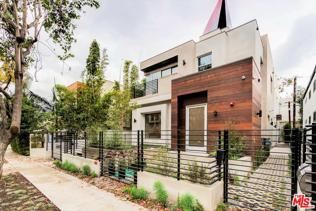 723 Huntley Dr  West Hollywood CA 90069 photo