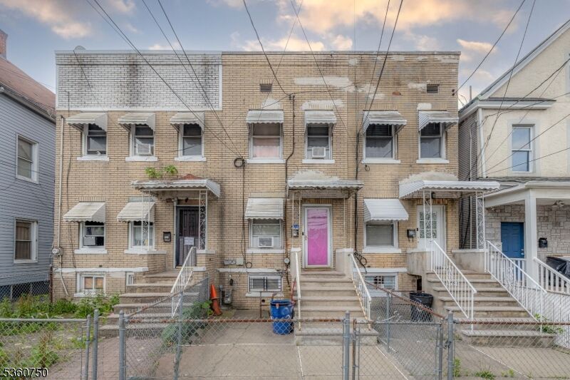 Property Photo:  924 E Grand St  NJ 07201 