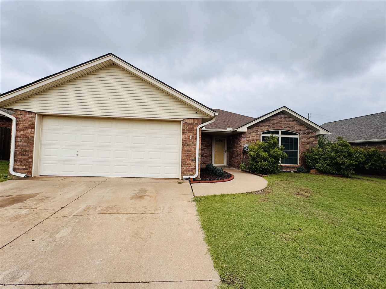 Property Photo: 118 SE Churchill Way OK 73501