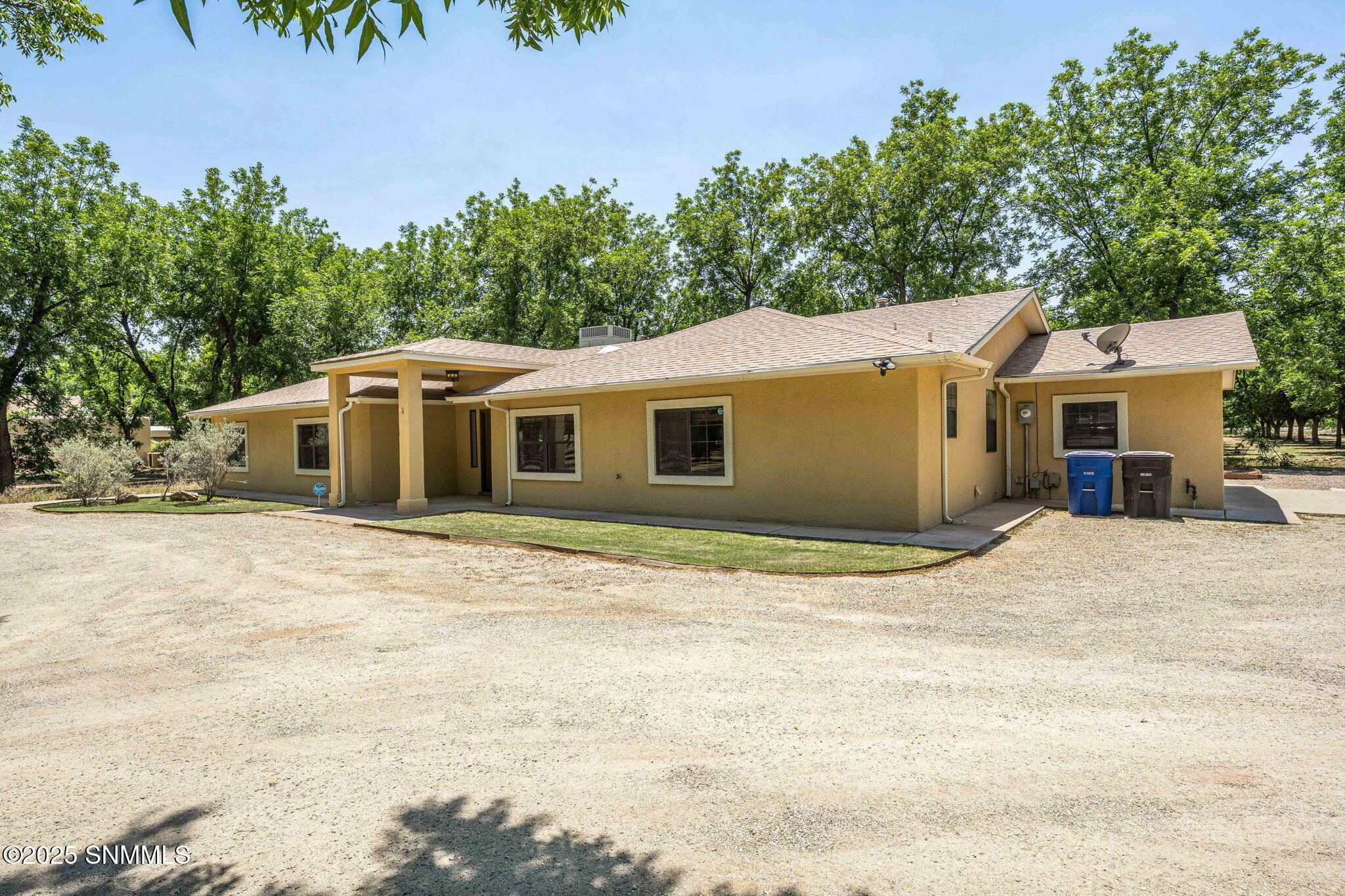 Property Photo: 1810 S Fairacres Road NM 88005