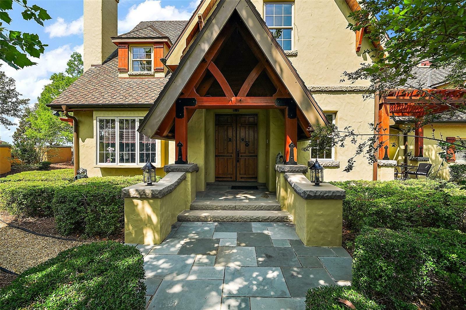 Property Photo: 707 S Dixie Drive FL 34737