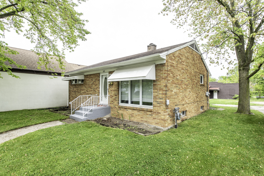 Property Photo:  1101 Pine Street  IL 60085 
