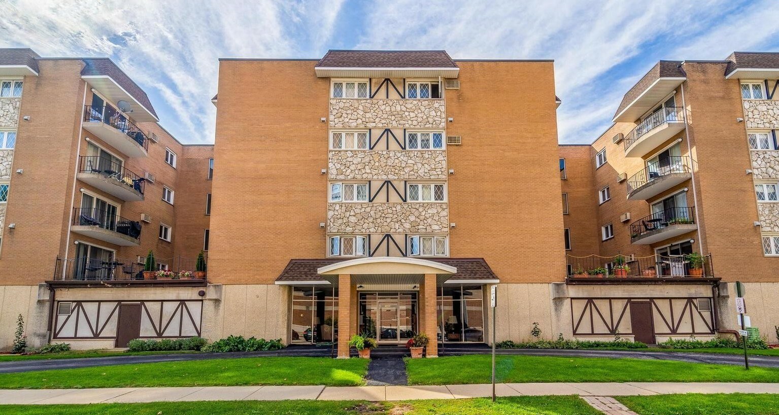 Property Photo: 1633 River Street 2B IL 60016