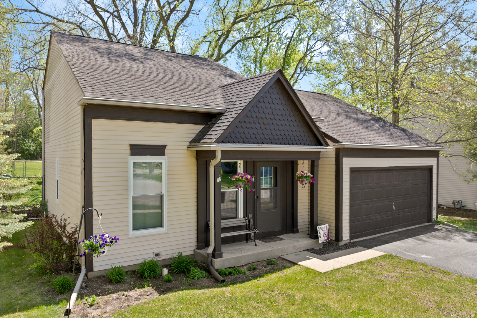 Property Photo: 1475 Charles Avenue IL 60102