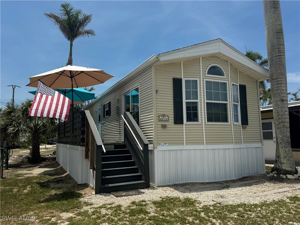 Property Photo: 1119 Periwinkle Way 131 FL 33957