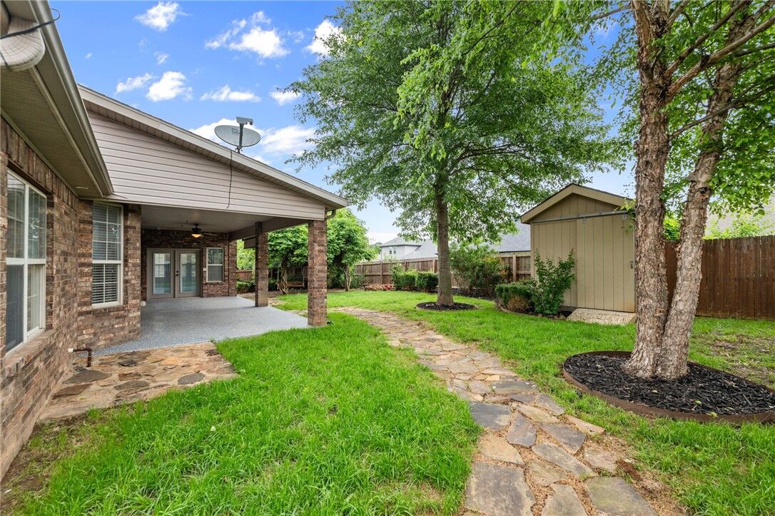 Property Photo:  600 N Rocky Xing  AR 72704 