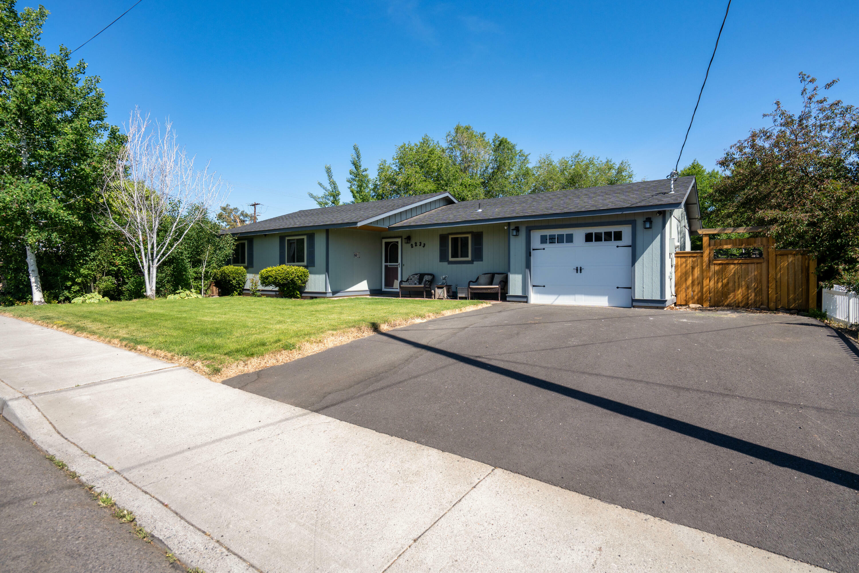 Property Photo: 2233 SW Quartz Avenue OR 97756
