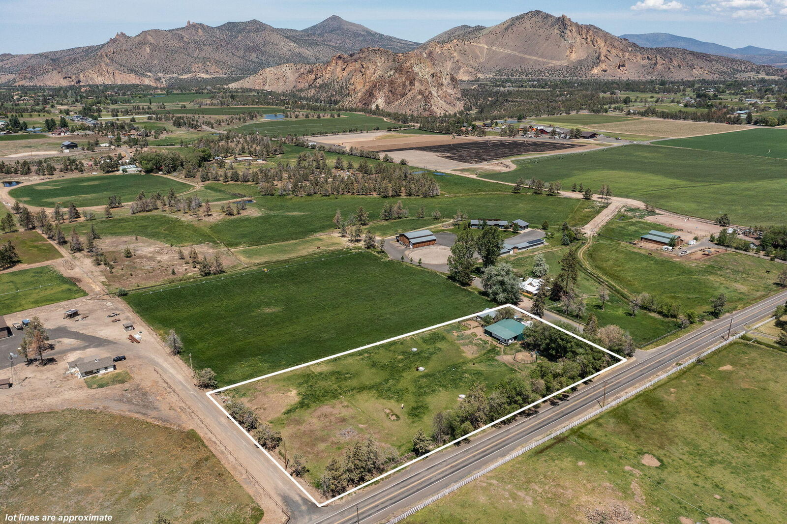 Property Photo:  637 NE Smith Rock Way  OR 97760 