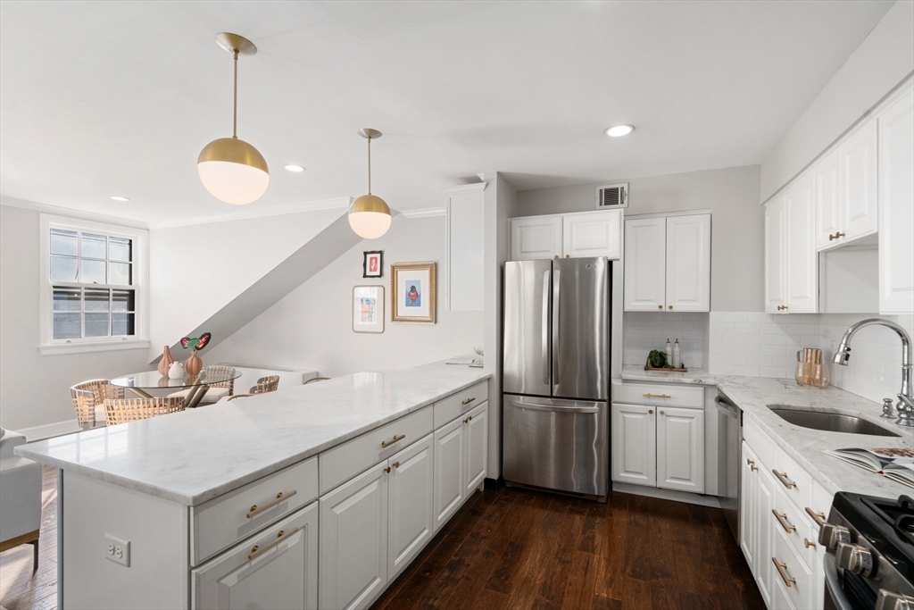 Property Photo: 27 Bowdoin St 5 MA 02114