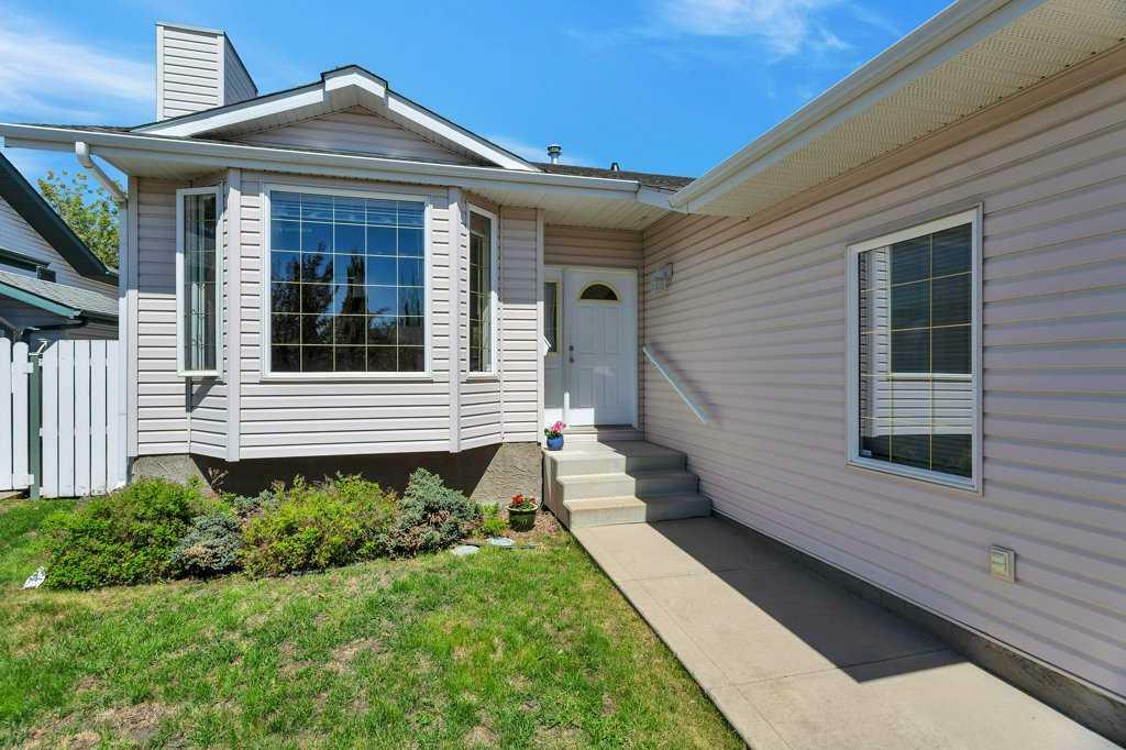 Property Photo: 125 Lamont Close AB T4R 2R6