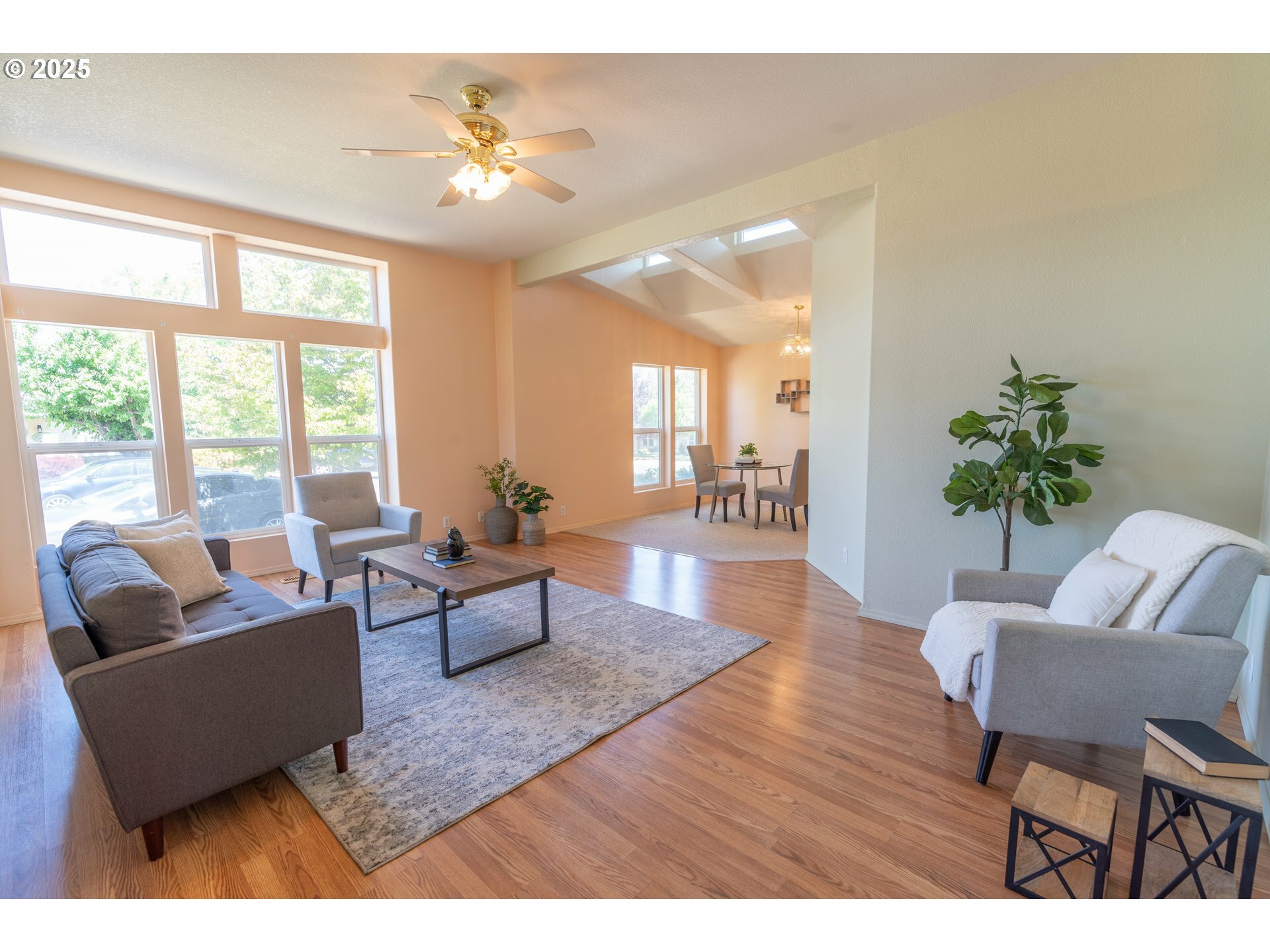 Property Photo: 819 Sheridan Ct OR 97031