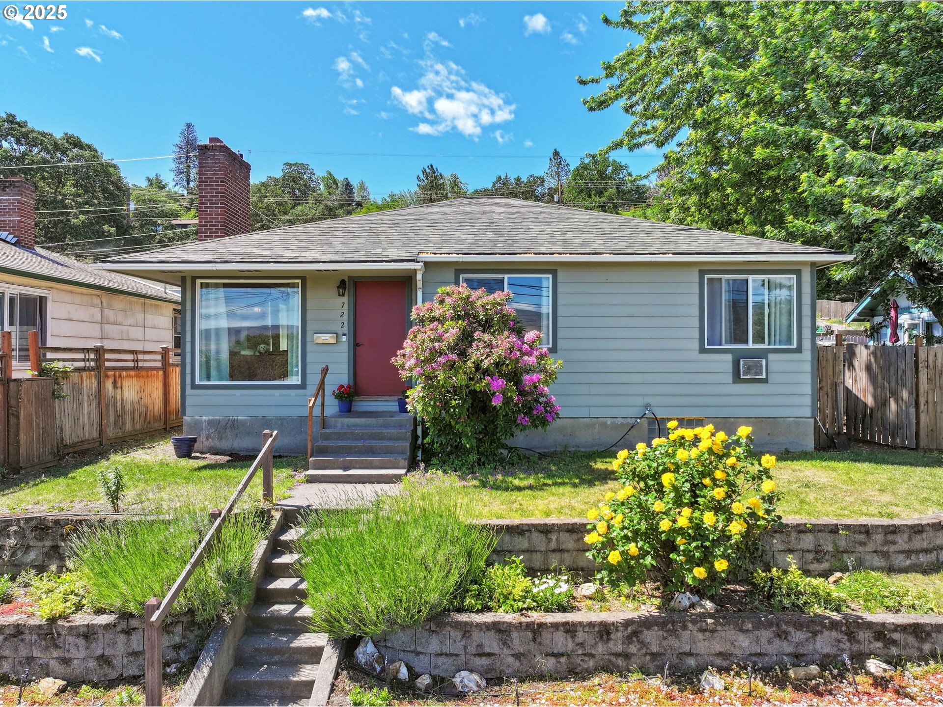 722 E 14th St  The Dalles OR 97058 photo