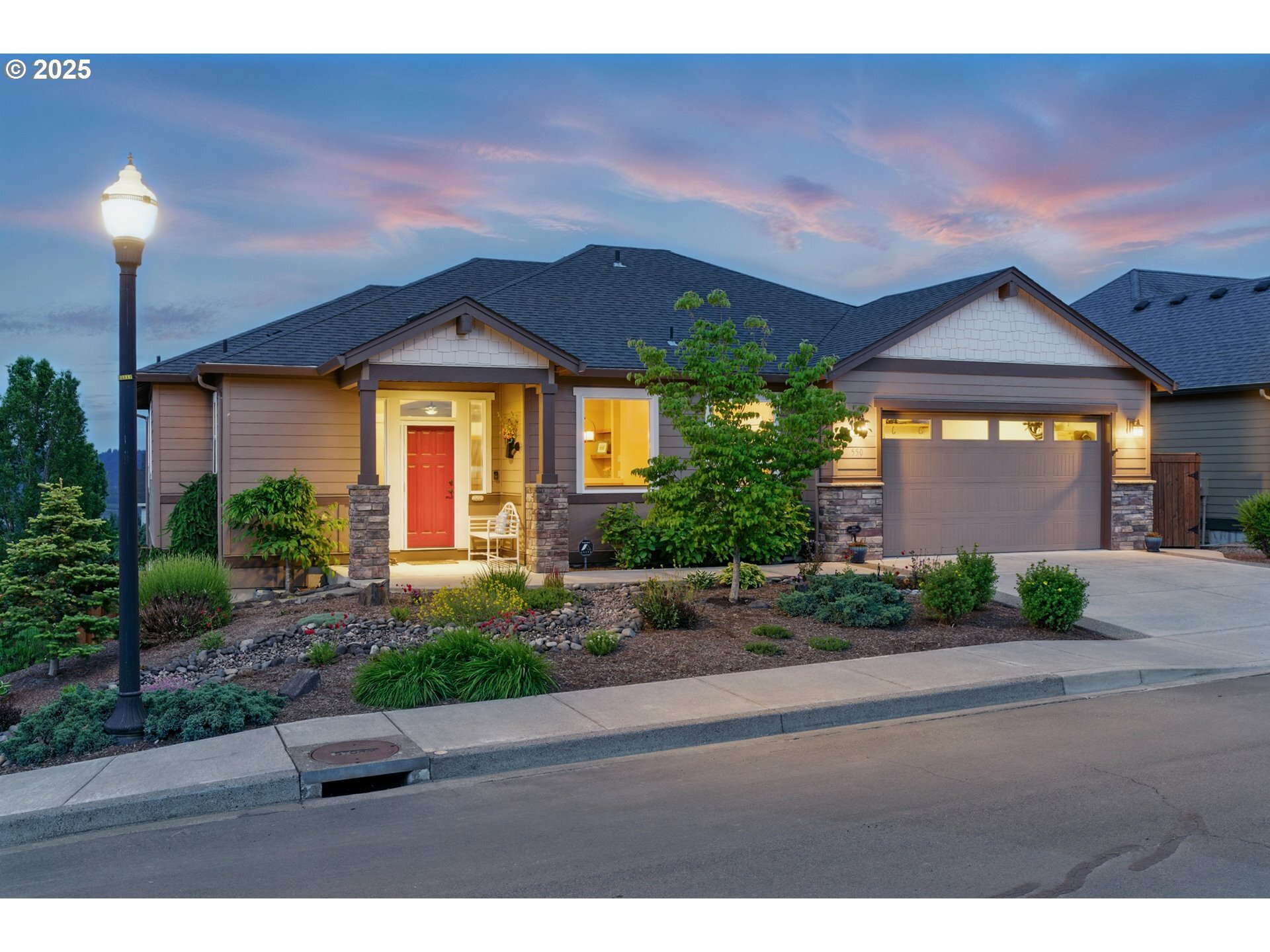 Property Photo:  550 N Stonegate Dr  WA 98671 