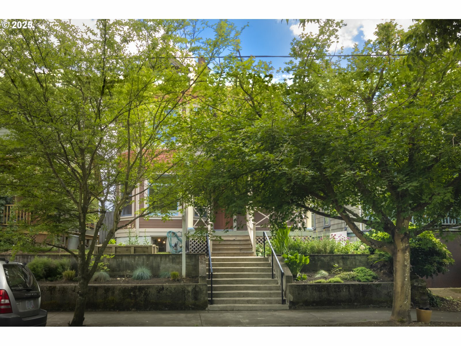 Property Photo:  126 NE Thompson St  OR 97212 