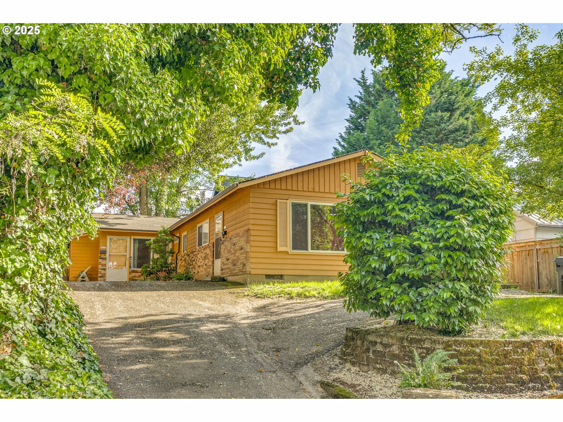 Property Photo: 4220 SE Ivon St OR 97206