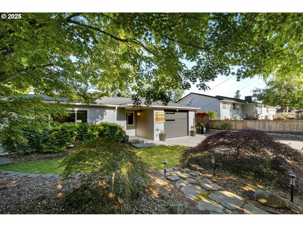 Property Photo: 7335 SE 48th Ave OR 97206