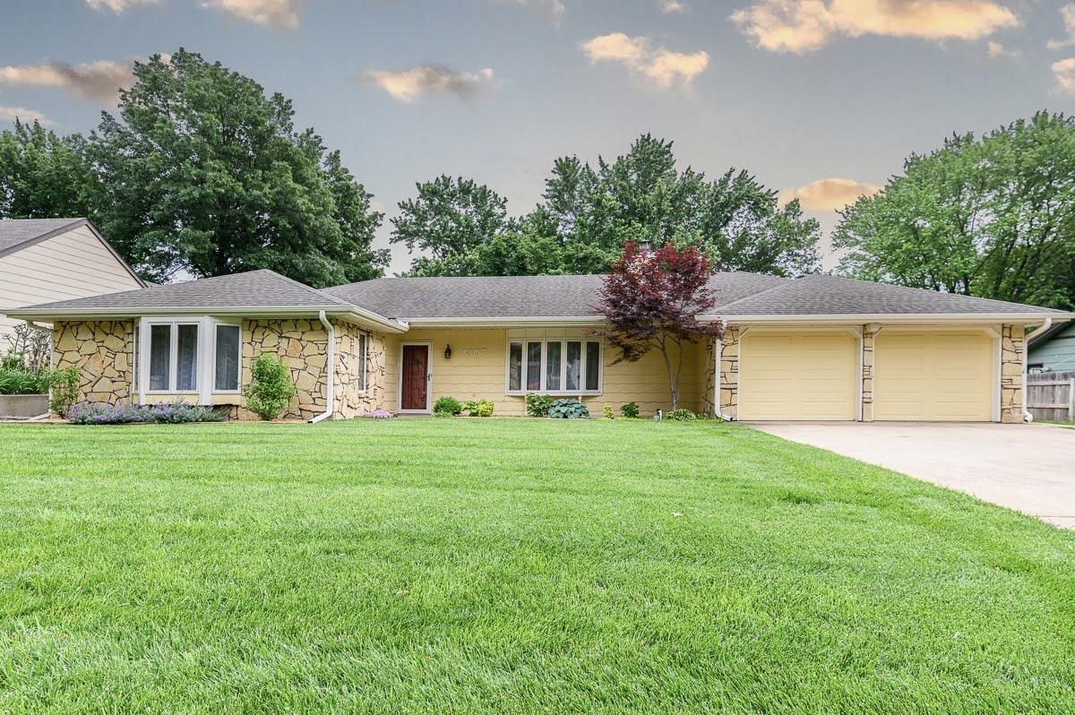 Property Photo: 1307 E Cresthill Rd KS 67037