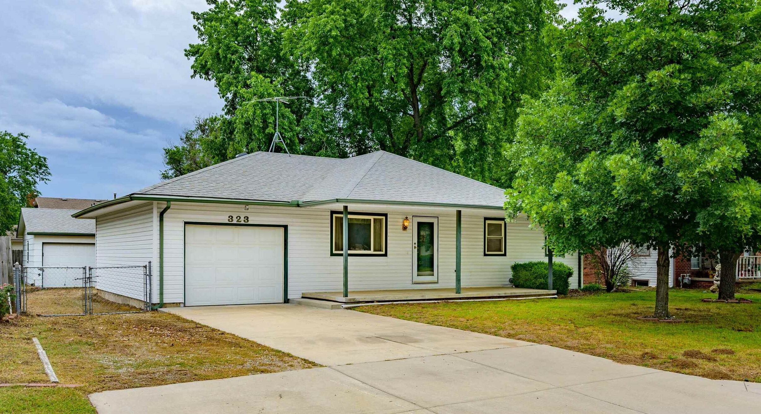 Property Photo: 323 S Sunnyside Rd KS 67060