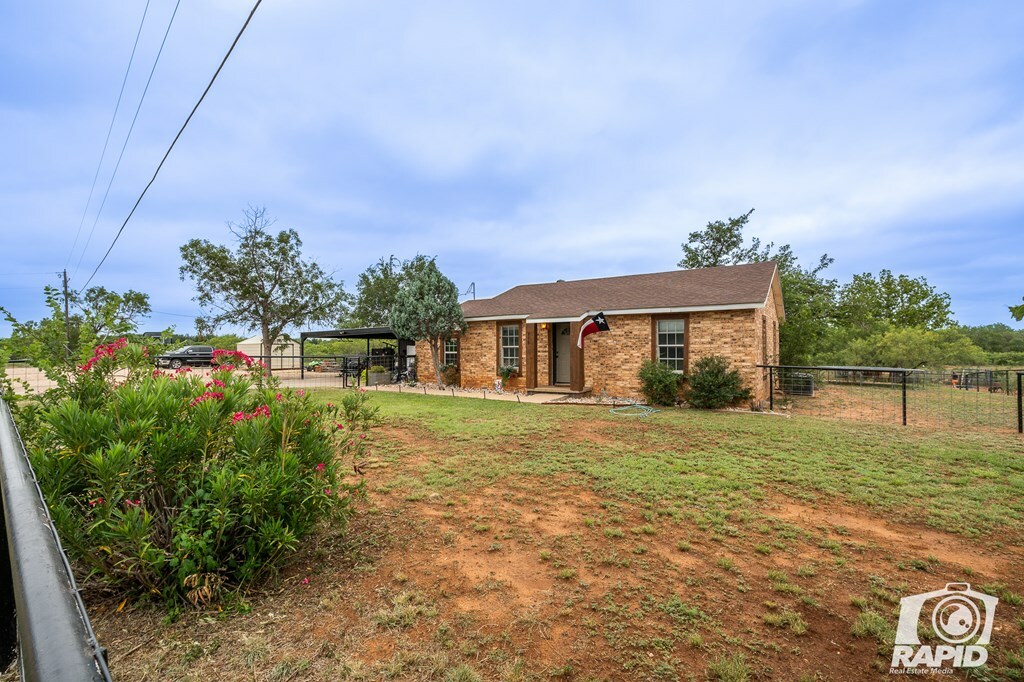 Property Photo: 715 E Main St TX 76933